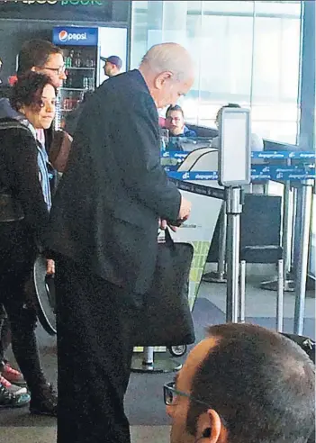  ??  ?? ► El cardenal Francisco Javier Errázuriz en el aeropuerto de Santiago.