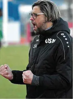  ?? Foto: Stéphane Guillaume ?? Geballte Fäuste: Mondorfs Trainer Serge Wolf freut sich über den Sieg im Kellerduel­l.
