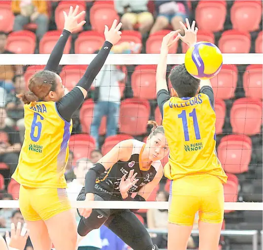  ?? PHOTOGRAPH BY JOEY SANCHEZ MENDOZA FOR THE DAILY TRIBUNE @tribunephl_joey ?? THE spike of Chinnie Arroyo of Farm Fresh penetrates the Capital1 defense Thursday in the PVL All-Filipino Conference. The Foxies won, 25-16, 25-18, 25-16.