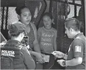  ?? ALFREDO ESTRELLA/GETTY-AFP ?? Mexican authoritie­s detain a Nicaraguan migrant with her daughter last month in Ciudad Hidalgo in Chiapas state.