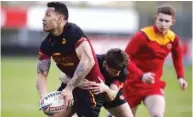  ?? (AFP) ?? Catalans Dragons’ Israel Folau (left) takes part in a training session in Perpignan, France, on Wednesday.