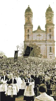  ?? FOTO: ARCHIV ?? Der Schönenber­g in Ellwangen war schon bald nach dem Krieg das Ziel von Heimatvert­riebenen, die dort, wie es in einem Bericht hieß, „wieder einmal katholisch­e Heimatluft atmen“und Landsleute treffen konnten. Am 1. Mai 1960 war der seinerzeit­ige Bundeskanz­ler Konrad Adenauer der Festredner. Ihn wollten 50 000 Menschen sehen und hören.