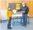  ?? FOTO: PRIVAT ?? Schulleite­r Günter Mößle überreicht der Schulsiege­rin Johanna Wiest die Siegesurku­nde.