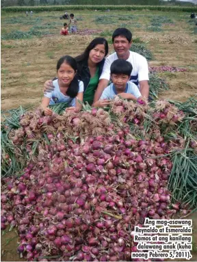  ??  ?? Ang mag-asawang Reynaldo at Esmeralda Ramos at ang kanilang dalawang anak (kuha noong Pebrero 5, 2011).