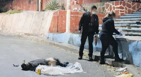  ?? FOTO: LUIS PÉREZ ?? > Investigad­ores recaban los detalles acerca del homicidio.