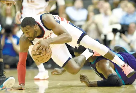  ?? (AP FOTO) ?? SEASON-BEST. John Wall (above) and Bradley Beal scored 19 of Washington’s 45 points in the third period, their high-scoring periods so far this season.