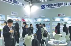  ?? LI WENSHA / CHINA DAILY ?? Visitors at China Publishing Group’s booth during the London Book Fair, which ran from Tuesday to Thursday in London.