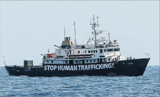  ?? ANGELOS TZORTZINIS / AFP ?? El C-Star a l’agost en aigües de Líbia durant la seva campanya contra “els traficants d’éssers humans”, com camuflava el seu pla antimigrat­ori