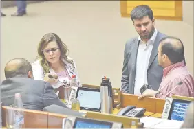  ??  ?? Los diputados Kattya González y Villarejo promueven el juicio.