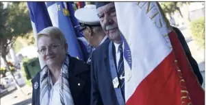  ??  ?? Françoise Begey, aux côtés de son porte-drapeau octogénair­e, lors des cérémonies du novembre au cimetière de Lagoubran.