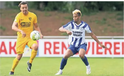  ?? FOTO: FALK JANNING ?? Der Turu-Angreifer Jacob Ballah (rechts) im Duell mit TSV-Linksverte­idiger Stefan Rott. Die Meerbusche­r siegten beim Hinspiel mit 3:0.