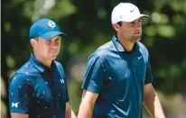  ?? EMIL LIPPE/AP ?? Jordan Spieth, left, who won the Travelers Championsh­ip with a spectacula­r bunker shot in 2017, and Scottie Scheffler, currently the No. 1 player in the world, are among the players from coach John Fields’ University of
Texas dynasty who will be playing at the TPC River Highlands in Cromwell beginning Thursday.