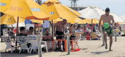  ?? FOTO: EL DEBATE ?? > Área de turistas ubicada en una playa del estado.