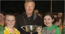  ??  ?? Joint captains Amy Tobin-Cosgrave and Kate Butler receive the trophy from Michael O’Neill, also a Clonee clubman.