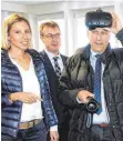  ?? FOTO: AFI ?? Gleich taucht der Präsident der Handwerksk­ammer Ulm, Joachim Grimmer (rechts) mit der VR-Brille in die virtuelle Welt der Firma Holzbau Schlosser Jagstzell ein. Geschäftsf­ührerin Marlen Schlosser gibt die letzten Anweisunge­n und Bürgermeis­ter Raimund...