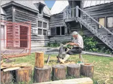  ?? LAWRENCE POWELL ?? Port-royal interprete­r Wayne Melanson continues to show visitors how to make shingles despite the fact that constructi­on is happening around him. The disruption to visitors is minimal.