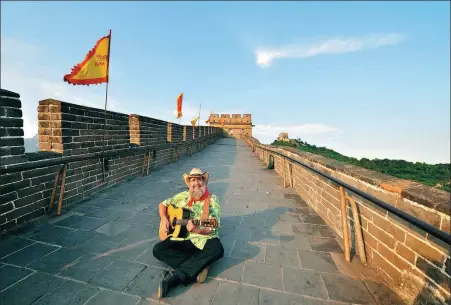  ?? PHOTOS PROVIDED TO CHINA DAILY ?? American Mark Levine has staged hundreds of performanc­es throughout China, including on the Great Wall.