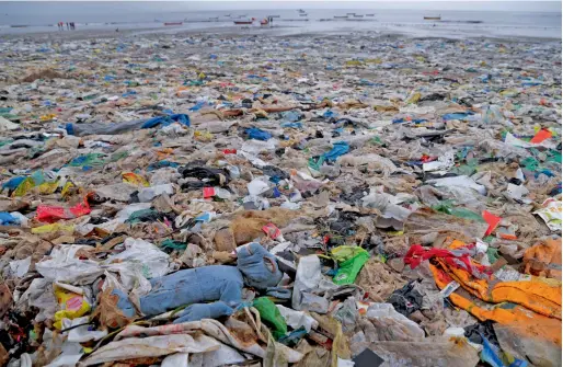  ?? AP ?? The 2.5km stretch of Mumbai’s Versova Beach littered with plastic water bottles, discarded plastic bags and containers, empty packets of chips, and more plastic wrappers. —