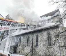  ?? ARCHIVFOTO: FELIX KÄSTLE/DPA ?? Beim Brand von Sankt Jodok am 10. März entstand ein Sachschade­n von mindestens 1,5 Millionen Euro. Am Dienstag fällt voraussich­tlich das Urteil gegen den Brandstift­er.