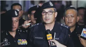  ??  ?? Negeri Sembilan state police chief Mohamad Mat Yusop, center, speaks to media outside a hospital morgue in Seremban, Negeri Sembilan, Malaysia