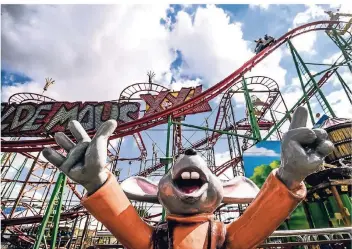  ??  ?? Auf der Achterbahn „Wilde Maus XXL“kann man in diesem Jahr auch mit VR-Brille fahren.