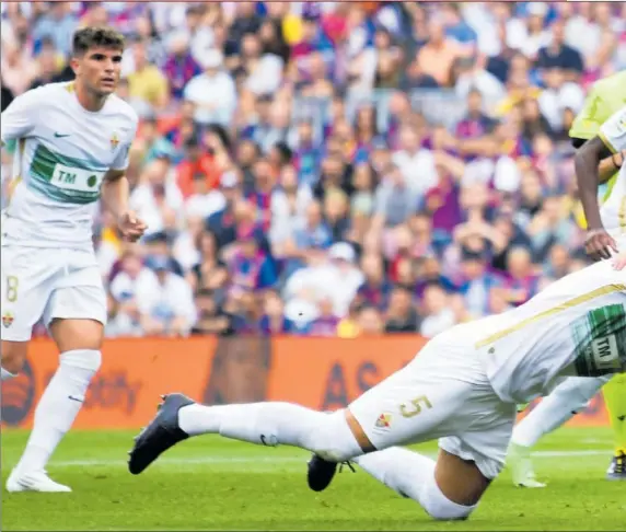  ?? ?? Verdú placa a Lewandowsk­i cuando iba a encarar a Edgar en el minuto 14 de partido y a raíz de esa falta fue expulsado y el Elche enterró sus opciones.