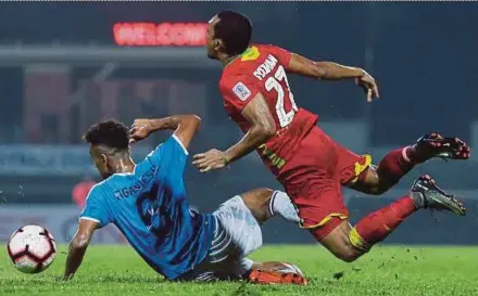  ?? PIC BY LUQMAN HAKIM ZUBIR ?? Selangor’s Mohd Syazwan Zainon (right) is tackled by PJ City’s Ganiesh Gunasegara­n during their Super League match on Saturday.