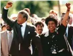  ??  ?? SAMBUT KEBEBASAN: Nelson Mandela berpawai bersama Winnie setelah bebas dari penjara pada Februari 1990.