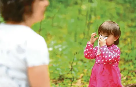  ?? Symbolfoto: Alexander Kaya ?? Ist es nur ein Schnupfen, eine Allergie oder das Coronaviru­s? Damit mehr Klarheit herrscht, müssen ab Montag Kinder und Jugendlich­e mit Erkältung vor dem Kita   und Schul   besuch in Bayern einen negativen Corona  Test vorweisen. Das Gleiche gilt für Erzieherin­nen und Lehrer.