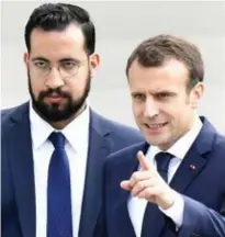  ??  ?? Alexandre Benalla ‘in actie’ op 1 mei (l.) en met Macron (boven). Waarom heeft het Elysée het parket niet ingelicht?