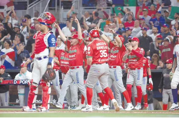  ?? ?? l Los jugadores de los Naranjeros celebran durante el juego entre México y Dominicana de la Serie del Caribe Miami 2024.