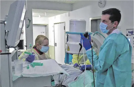  ?? FOTO: ANNA KRATKY ?? Andreas Schaum, Sektionsle­iter der Pneumologi­e im 14-Nothelfer Weingarten, führt eine Bronchosko­pie durch. Mit dieser Methode können aus der Lunge Proben entnommen werden, um sie auf das Influenza-Virus zu testen.