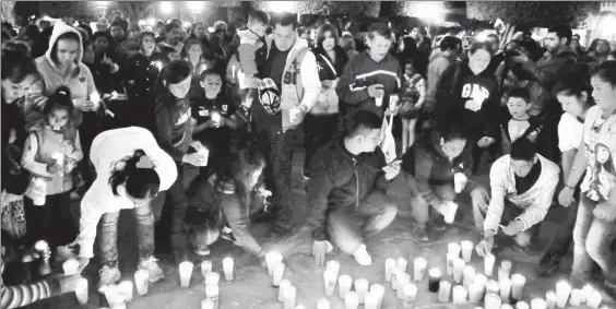  ??  ?? Pobladores de San Miguel de Allende colocaron ayer veladoras frente a la parroquia de San Miguel Arcángel, Guanajuato, para pedir justicia por el asesinato de tres niños ■ Foto Carlos García