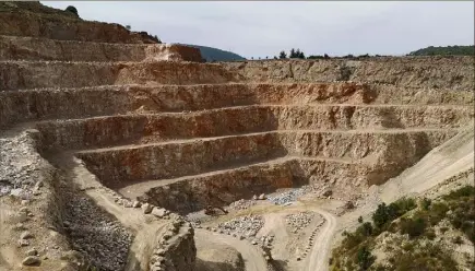  ??  ?? Un bus spécialeme­nt affrété pour cette première journée de visites permettait d’accéder à cette vue que le citoyen découvrait pour la première fois. On y voit les fronts ( m entre chaque niveau) et les banquettes (circulatio­ns de  m de large).