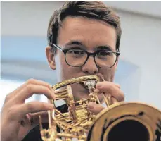  ??  ?? Christophe­r Brodmann hat einen ersten Preis bei Jugend musiziert auf Bundeseben­e geholt.