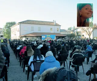  ?? (Balanza) ?? All’aperto
La folla che ieri ha preso parte all’ultimo saluto a Carlotta, morta a 18 anni