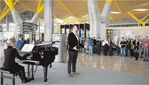  ?? MAYA BALANYÁ ?? El tenor David Butt Philip canta «Nessun Dorma» en el Aeropuerto Adolfo Suárez de Madrid