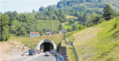  ?? FOTO: DPA/LENA MÜSSIGMANN ?? Der Scheibengi­pfeltunnel soll Reutlingen bessere Luft bescheren. Ravensburg baut auf den Molldietet­unnel.