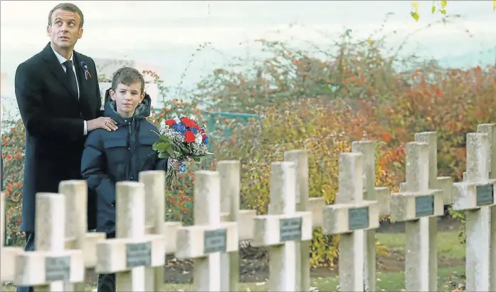  ?? LUDOVIC MARIN / AFP ?? El presidente francés, Emmanuel Macron, honra a los fallecidos en Les Éparges, ayer, en el marco de las conmemorac­iones de esta semana con motivo del centenario del Armisticio.