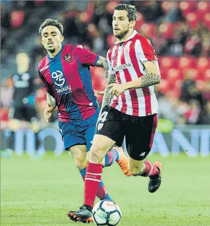  ?? FOTO: JUAN ECHEVERRÍA ?? Empuje Iñigo Martínez intenta salir con el balón desde atrás bajo la vigilancia de Roger