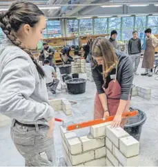  ?? FOTO: KARIN VOLLMAR ?? Schülerinn­en erproben den Beruf des Maurers beim Aktionstag Handwerk