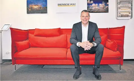  ?? FOTO: PAKA ?? „Das Viersener VHS-Gebäude war Auslöser meines Wunsches, die Immobilien­situation des Kreises generell einer kritischen Betrachtun­g zu unterziehe­n“, erklärte Landrat Andreas Coenen auf dem roten Sofa der RP-Redaktion. „Ich glaube, dass es in Viersen...