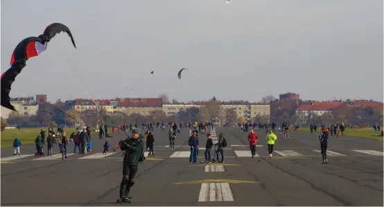  ??  ?? Tempelhof Havaalanı’nda uçak pisti, Berlin, 2015 (Fotoğraf: Gilbert Sopakuwa / CC BY-NC-ND 2.0).