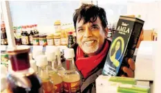  ??  ?? Monir Raza Hossain verkauft indische und asiatische Lebensmitt­el auf dem Augsburger Stadtmarkt.