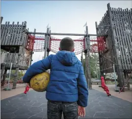  ?? (Photos Sébastien Botella) ?? La Ville de Nice investit 100 000 à 150 000 euros par an pour offrir des jeux sécurisés aux bambins dans les parcs et jardins.