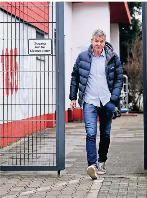  ?? FALK JANNING FOTO: ?? Friedhelm Funkel verlässt nach seiner Entlassung das Trainingsg­elände von Fortuna Düsseldorf.