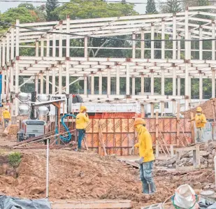  ??  ?? ATRASO. El ministro de Obras Públicas prometió entregar un hospital temporal en dos meses y medio, pero el presidente Bukele inauguró el vacunatori­o 386 días después.