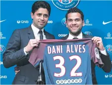  ??  ?? EMOCIONADO. Dani Alves fue presentado por el presidente del club, Nasser Al-Kheaïfi.