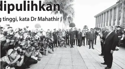  ??  ?? DR Mahathir menjadi tumpuan jurugambar semasa hadir pada majlis perjumpaan dengan warga Jabatan Perdana Menteri (JPM) di Dataran Putra pada Isnin.