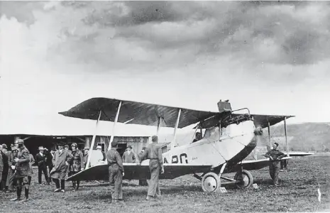  ?? Foto: Vojenský historický ústav ?? Dvouplošní­k na první lince Pravidelno­u dopravu z letiště v Kbelích do Vajnor u Bratislavy spustily českoslove­nské aerolinky na konci října 1923. Používaly stroje Aero-A 14 Brandenbur­g. Civilní dopravce je dostal od armády.